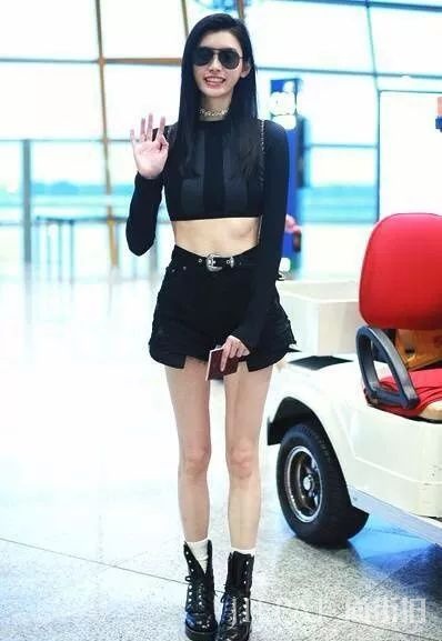 奚梦瑶把衣服穿在了腿上，网友：坐下太尴尬!