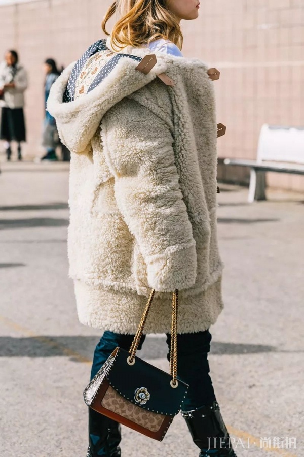 羊羔毛外套怎么挑选？比大衣和羽绒都保暖时髦的单品