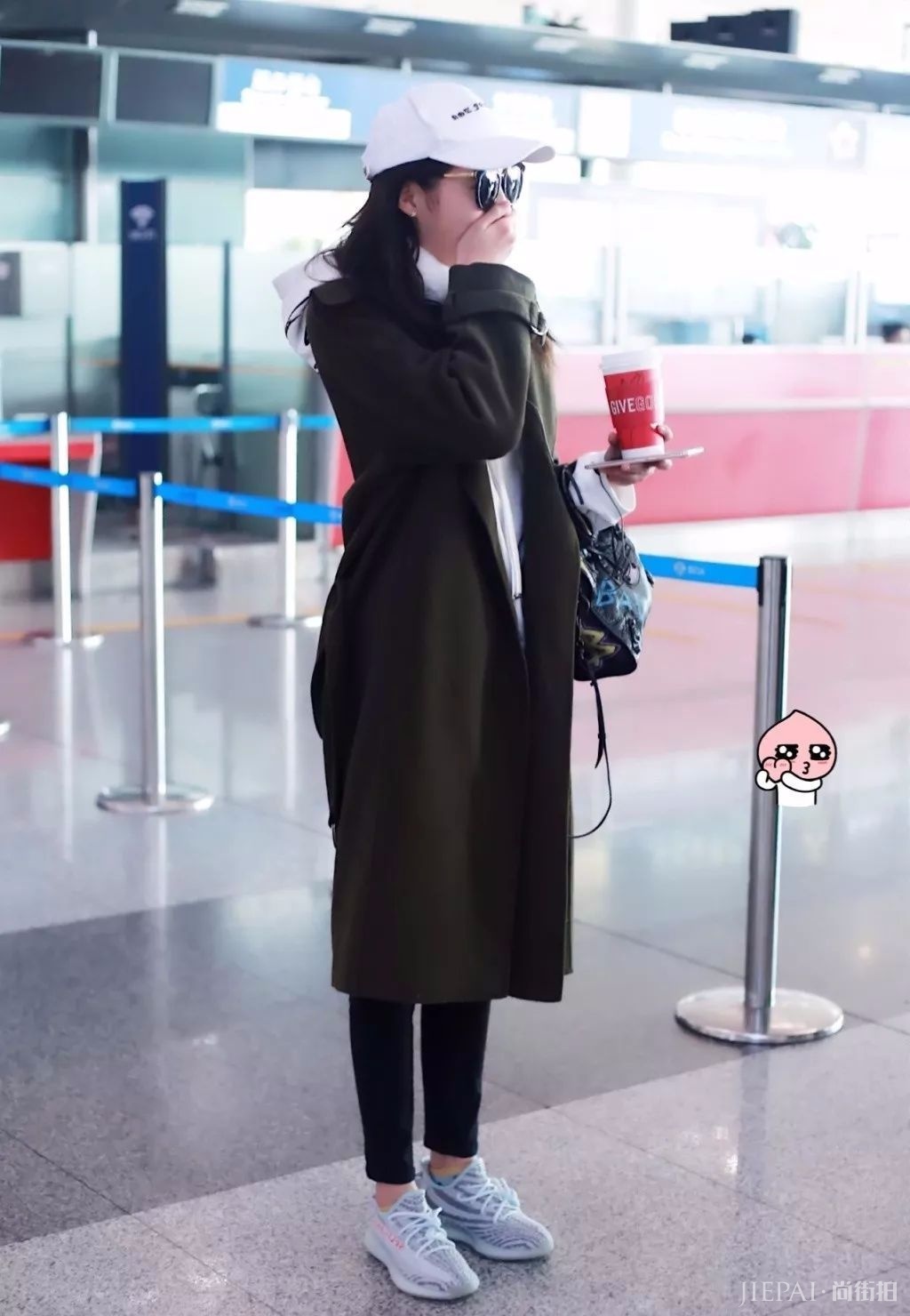 大衣配运动鞋时髦不止一点点!