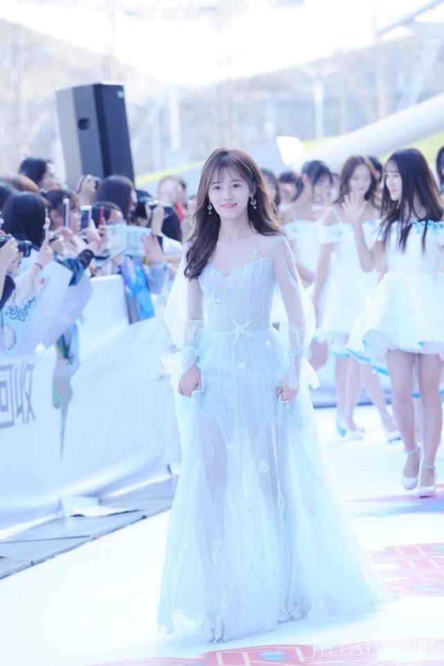 鞠婧祎这美貌也是没谁了，尤其是穿长裙的样子，太仙了