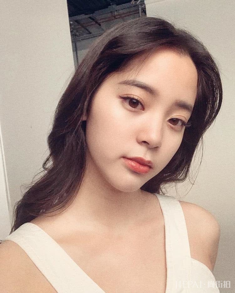 欧阳娜娜成熟新造型神似李冰冰