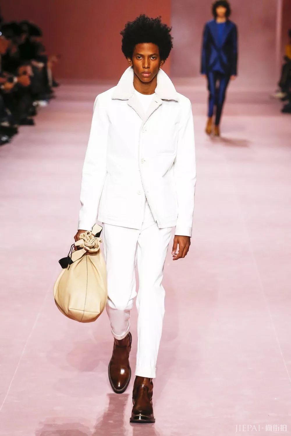 冬天穿好这个色,你就赢了