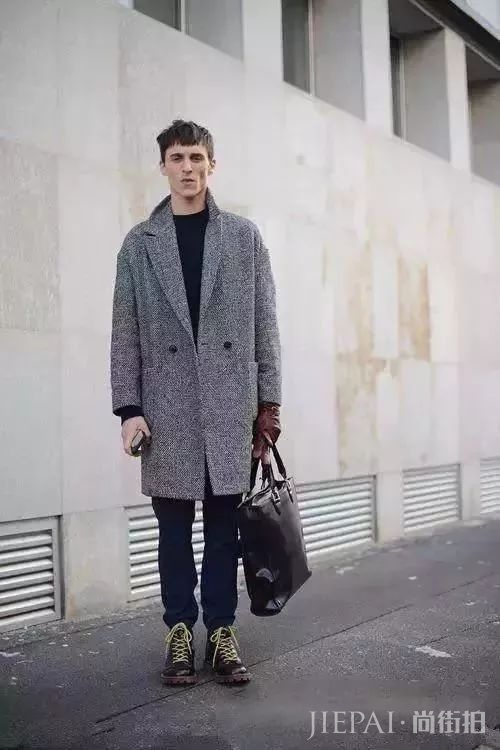 男生穿灰色蓬松棉袄下身怎么搭配