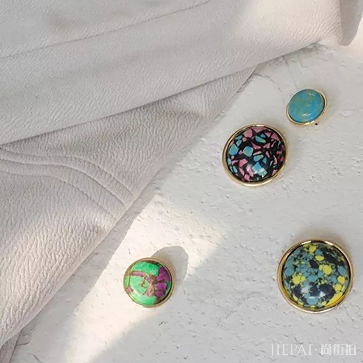 选对了配饰，衣服看起来比平常贵百倍！