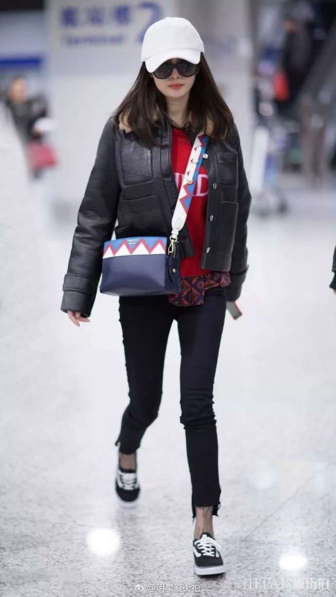 你还在露脚踝、卷裤脚?露袜子才是18年最流行