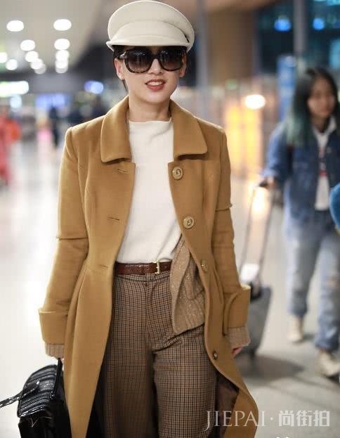 黄圣依机场街拍，大衣配阔腿裤穿出“贵妇范儿”