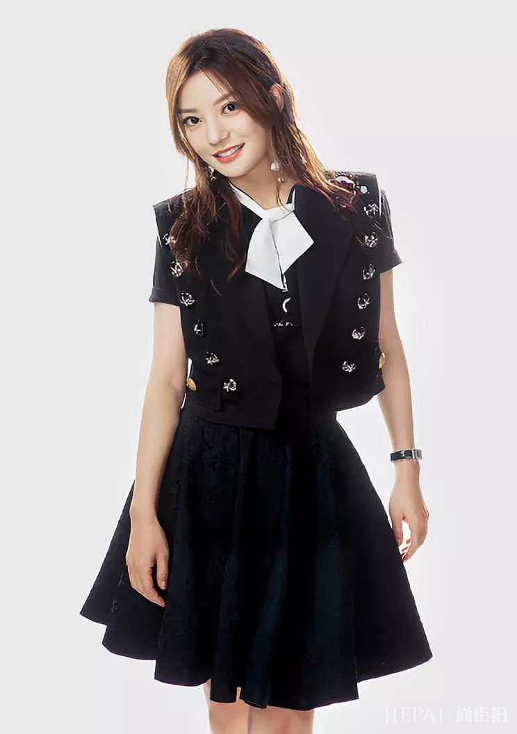 赵薇穿彩虹外套在天桥摆“大”字，皮一下笑成花了