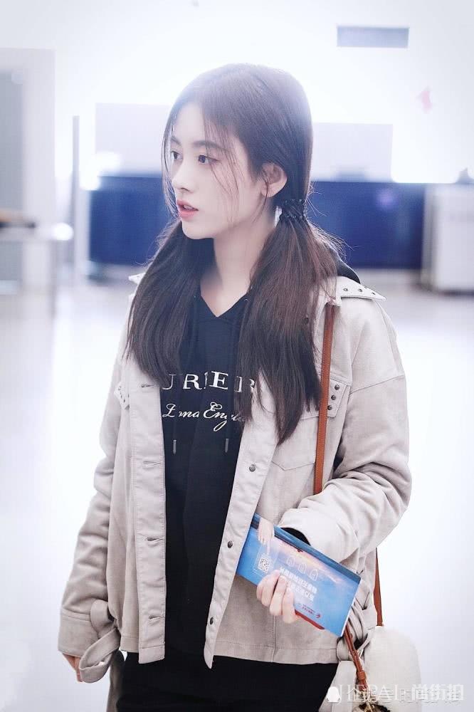 鞠婧祎卫衣这样搭又惊艳了,扎双马尾街头照少女感十足