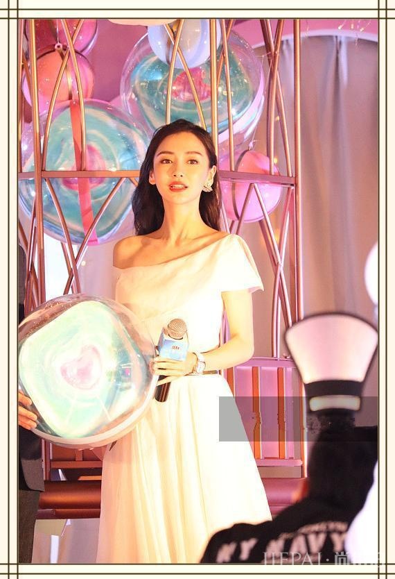 杨颖穿一字肩长裙秀逆天锁骨,网友:这深度可以养金鱼了