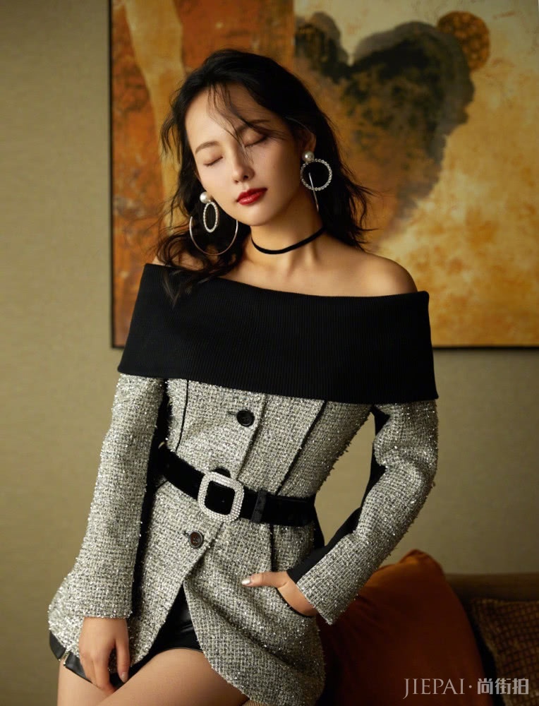 张嘉倪穿T恤卖萌,却被高颜值老公意外抢镜,被惊艳了