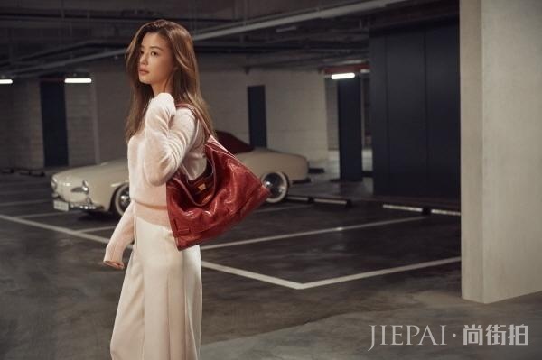 全智贤惊艳,白色连衣裙美成仙女,宛如少女!