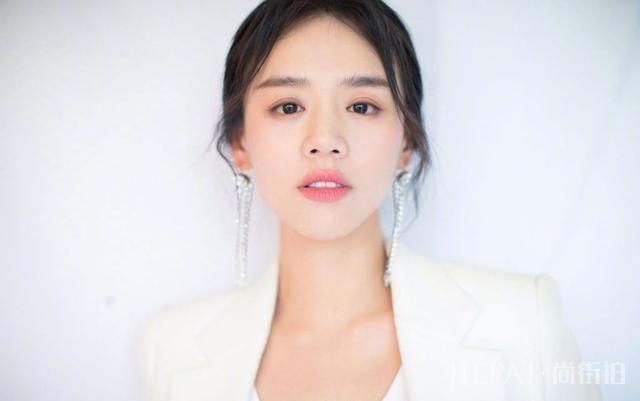 马思纯身穿卫衣减龄10岁不止,30岁嫩回18岁模样,少女气质惊艳