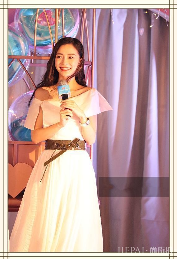 杨颖穿一字肩长裙秀逆天锁骨,网友:这深度可以养金鱼了