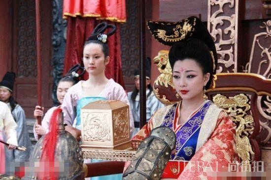 女明星帝王装,赵丽颖典雅,范冰冰霸气,最具女王气质的却是她!