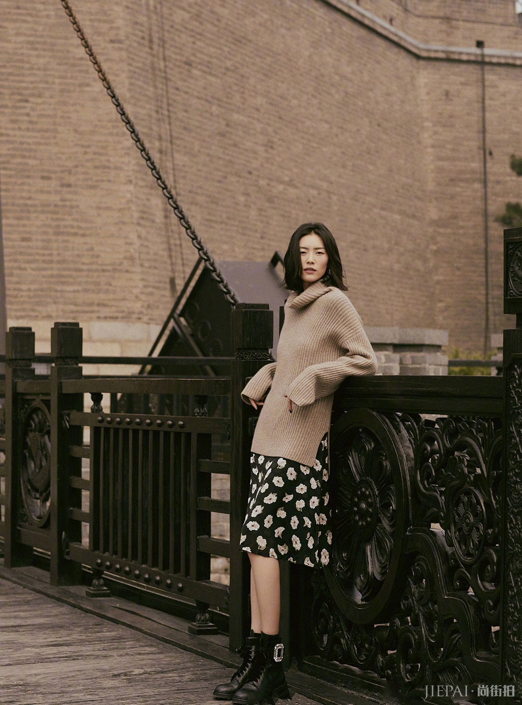 刘雯游西安古城，演绎大地色系的高级感！