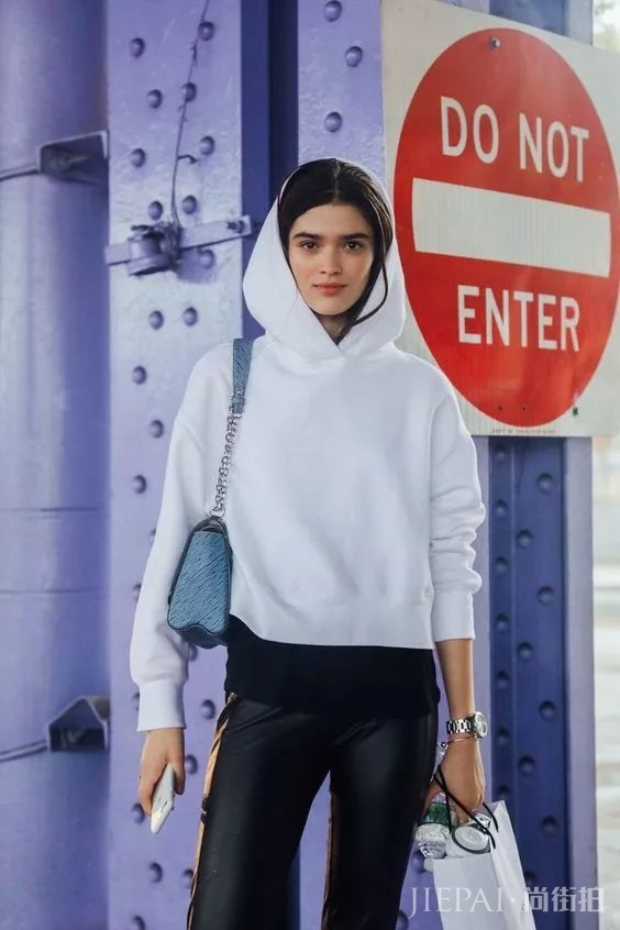 你穿卫衣+短靴=真的时髦炸了!