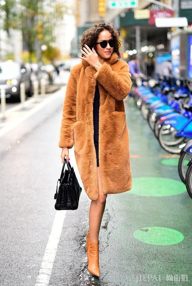 阿尔纳裹焦糖色大衣维密试装，打造秋冬时髦穿搭示范