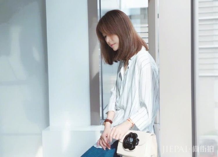 林心如腰上围着“小桌布”，搭配裤子更显臃肿肥胖，真心看不懂了