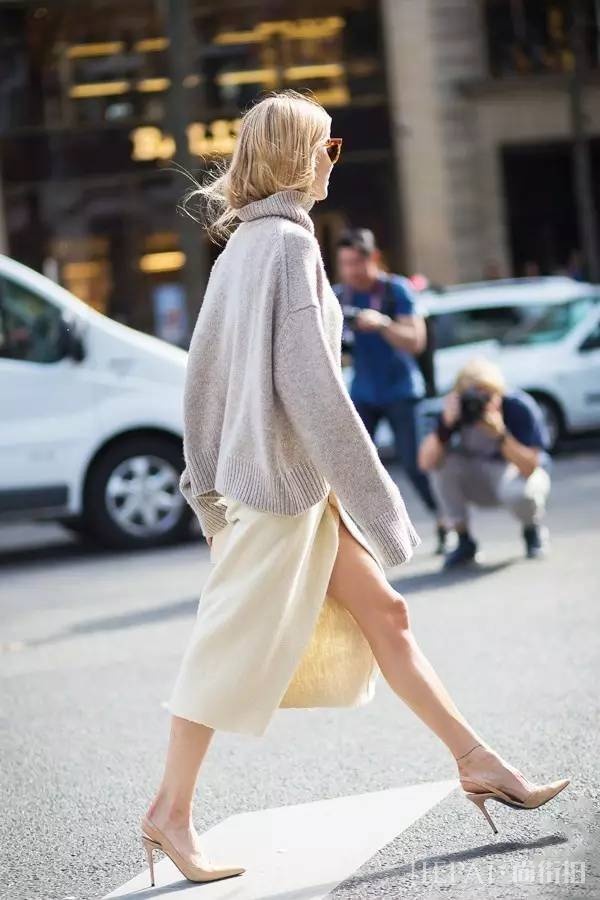 针织衫+半裙，才是秋天最显气质的搭配！