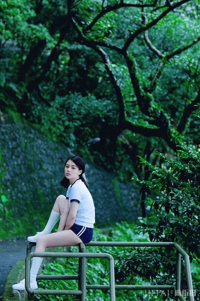 你还在露脚踝、卷裤脚?露袜子才是18年最流行