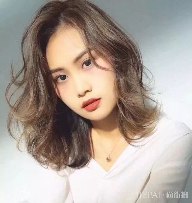 秋季最流行的“鱼尾烫”发型，让你变时髦，还有气质!