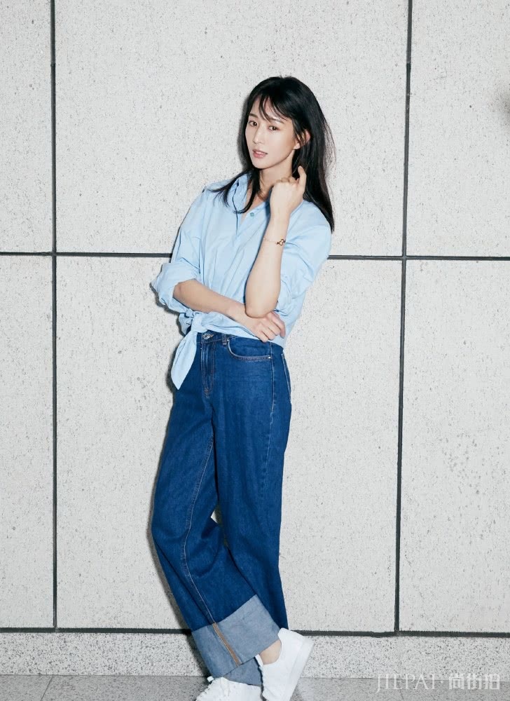 张钧甯的“蓝色穿搭”看着清新俏皮似少女,优雅又漂亮