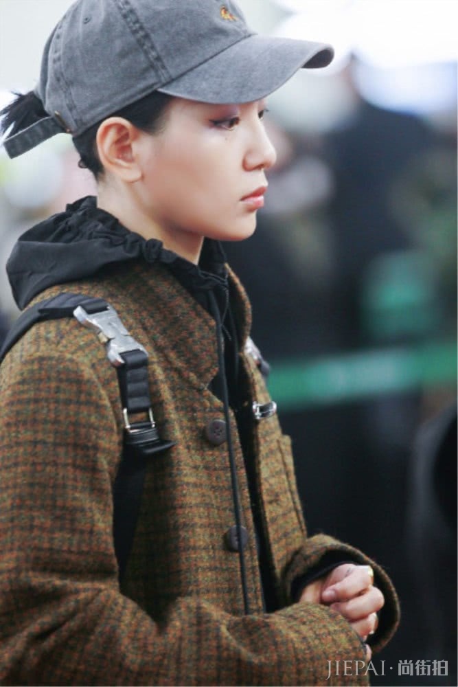 周笔畅穿格纹外套现身机场,搭配中性风牛仔裤,酷酷的