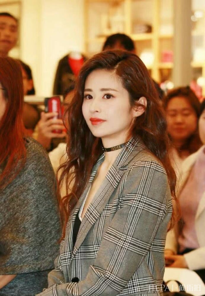 颖儿换发型大变样,一头卷发气质迷人,清新少女变气质辣妈