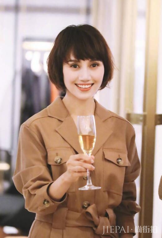 驼色大衣,被孙俪的气质给征服了?宋祖儿穿得游刃有余