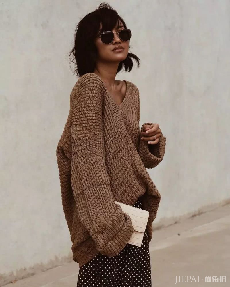 想在秋冬穿得又美又有风情，这五个单品选一就行