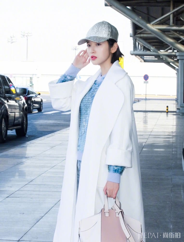 唐艺昕穿粉色大衣青春气息十足,学她这样穿你也能打扮的很漂亮