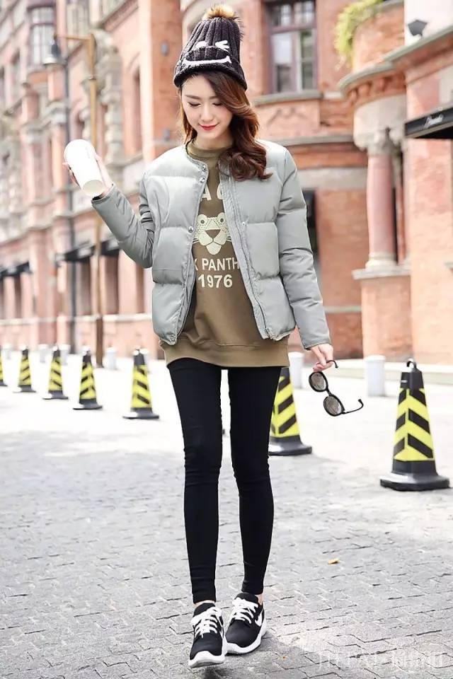 短款的羽绒服显得精神，显高、洋气