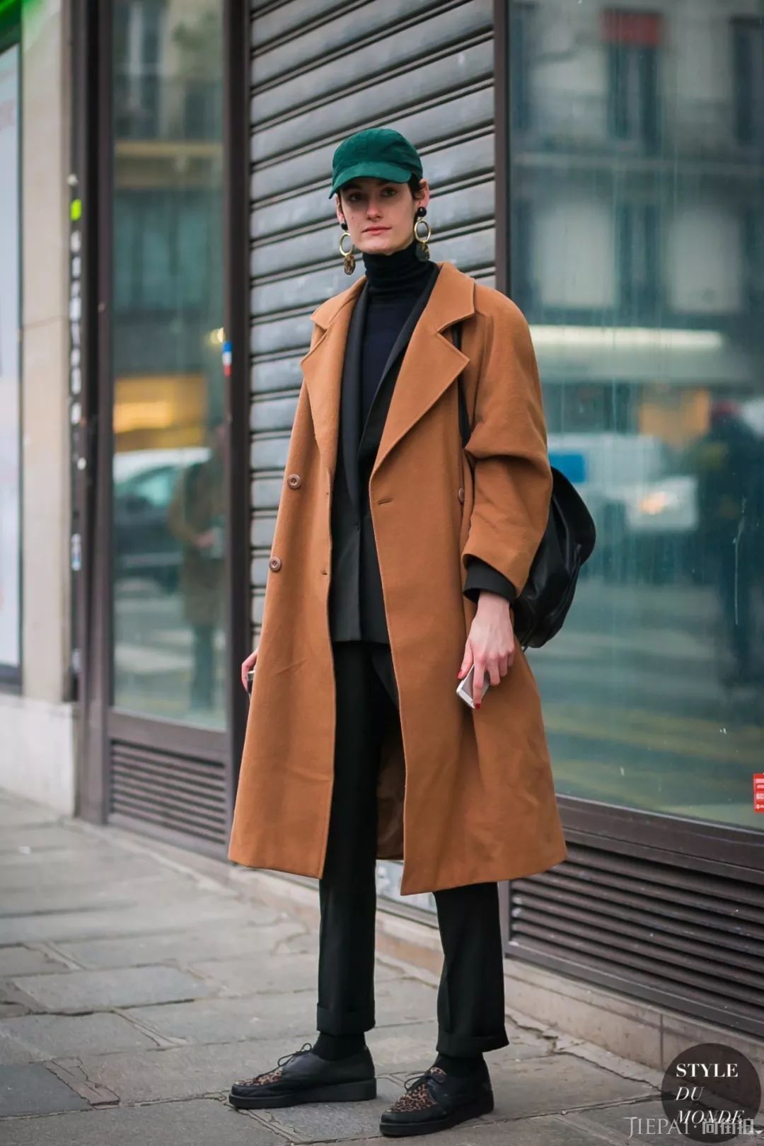 大衣配运动鞋时髦不止一点点!