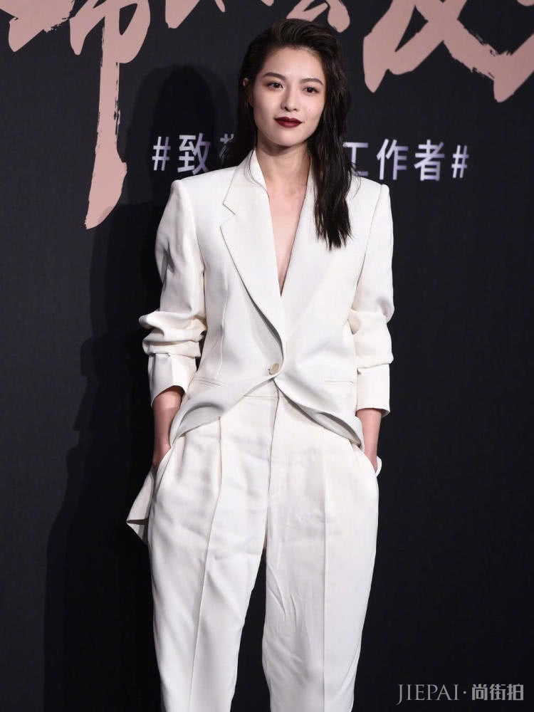 同穿白西装，Gigi妖娆，朴信惠清新，钟楚曦最霸气