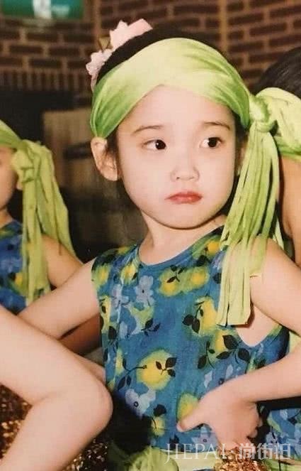 韩国歌手IU亮相活动,穿粉色棉衣被赞甜美,不愧是国民妹妹