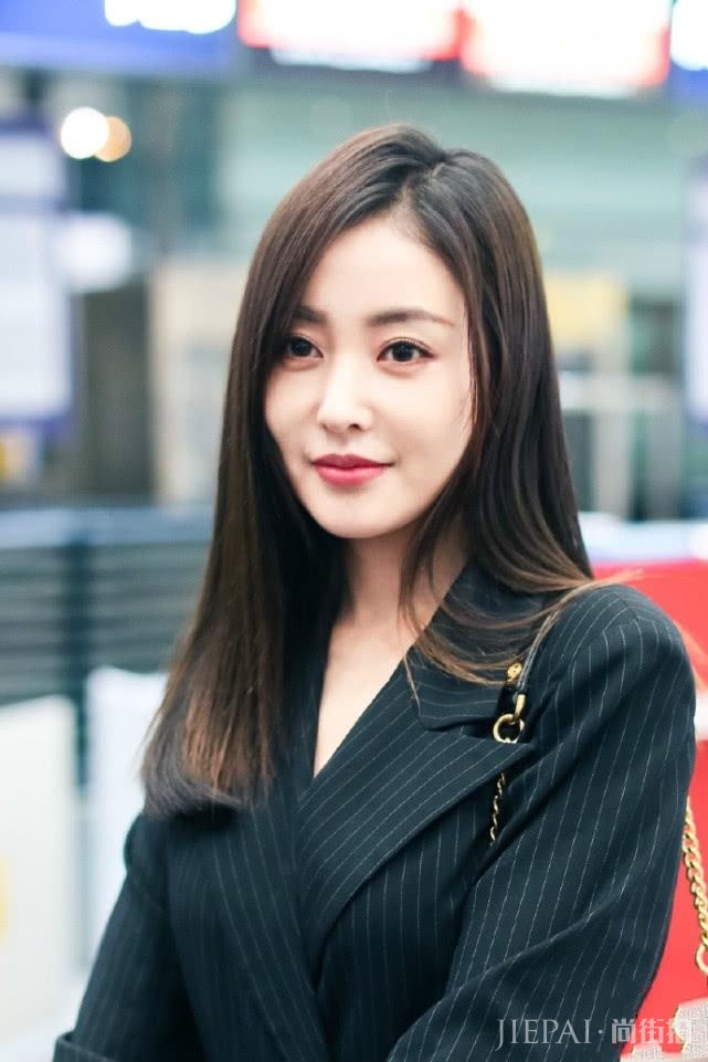 张天爱总能把黑色穿出个性,难怪气场全开!