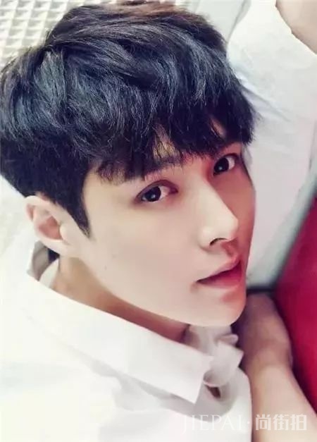 简单男生纹理烫 暖男帅气发型图