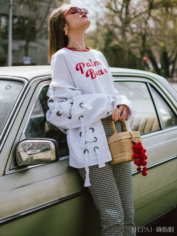 谁说红色显low？这位博主把红色穿成时尚大片，每张街拍都美到窒息！