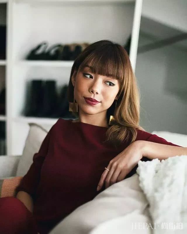 眼睛小皮肤黑长相一般,却是新加坡的头号时尚博主