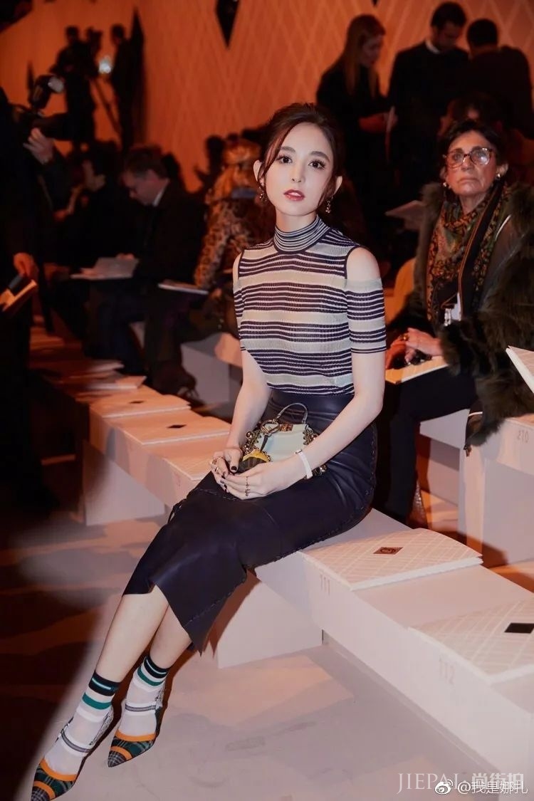 你还在露脚踝、卷裤脚?露袜子才是18年最流行