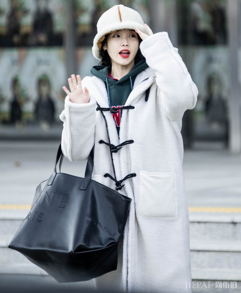 青春减龄的牛角扣大衣,李知恩这样穿清纯又甜美,美翻了