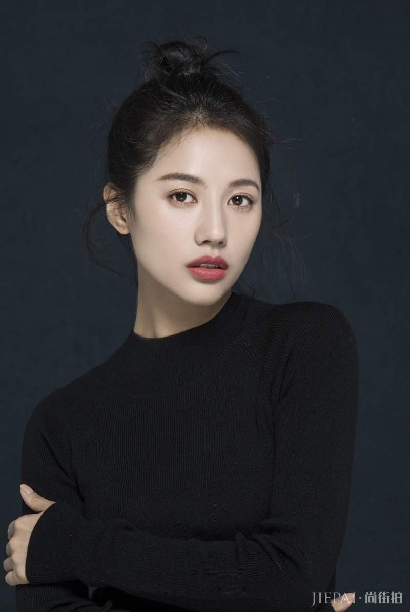 董琦优雅写真 开启文艺式优雅路线