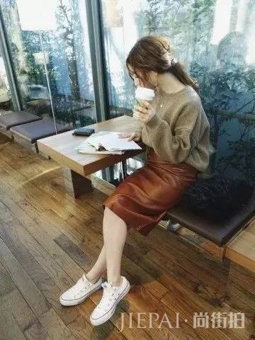 针织衫+半裙，才是秋天最显气质的搭配！