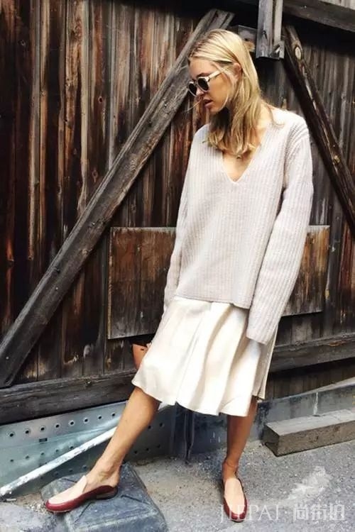毛衣搭配长裙,打造秋冬优雅时尚!