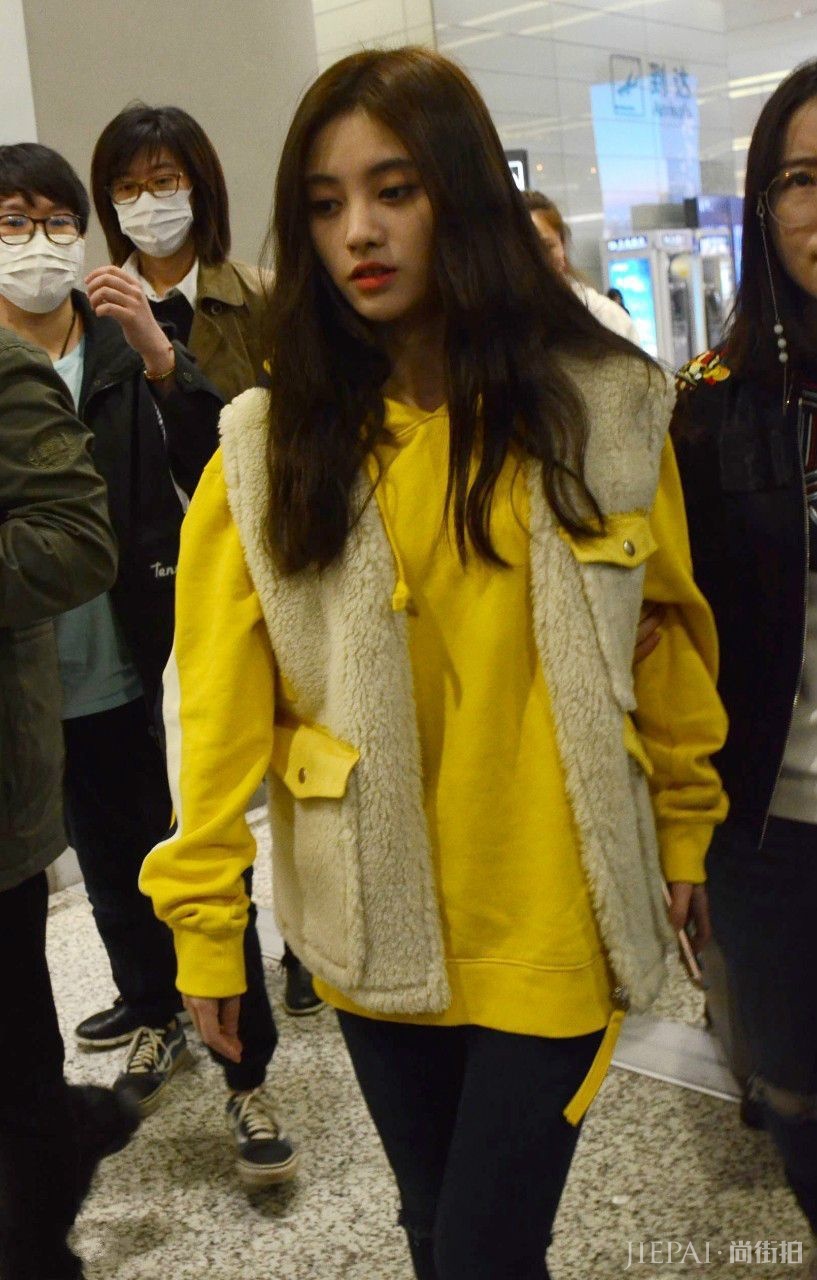 四千年美女鞠婧祎，路人镜头下比p图还美？