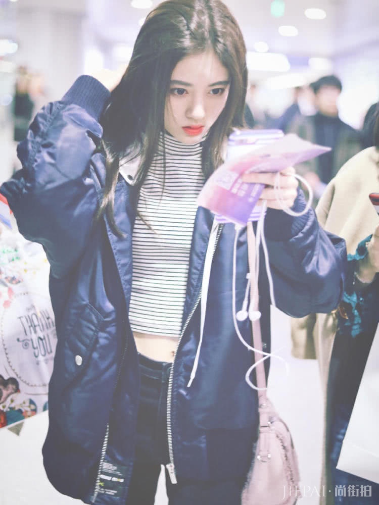 鞠婧祎机场街拍,穿一身简单造型却难掩时尚感