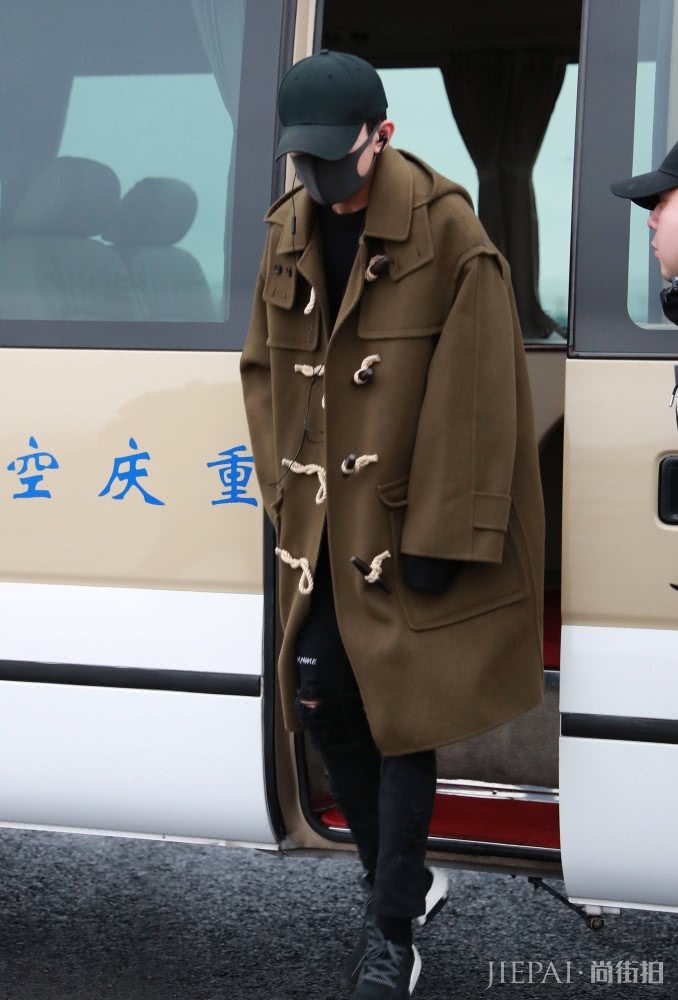 青春减龄的牛角扣大衣,李知恩这样穿清纯又甜美,美翻了