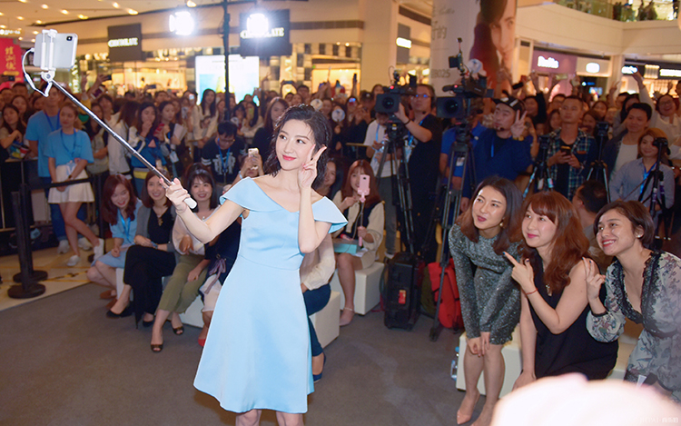 当年的“金丝雀”景甜,如今越来越清新了!一袭浅蓝裙装减龄不少