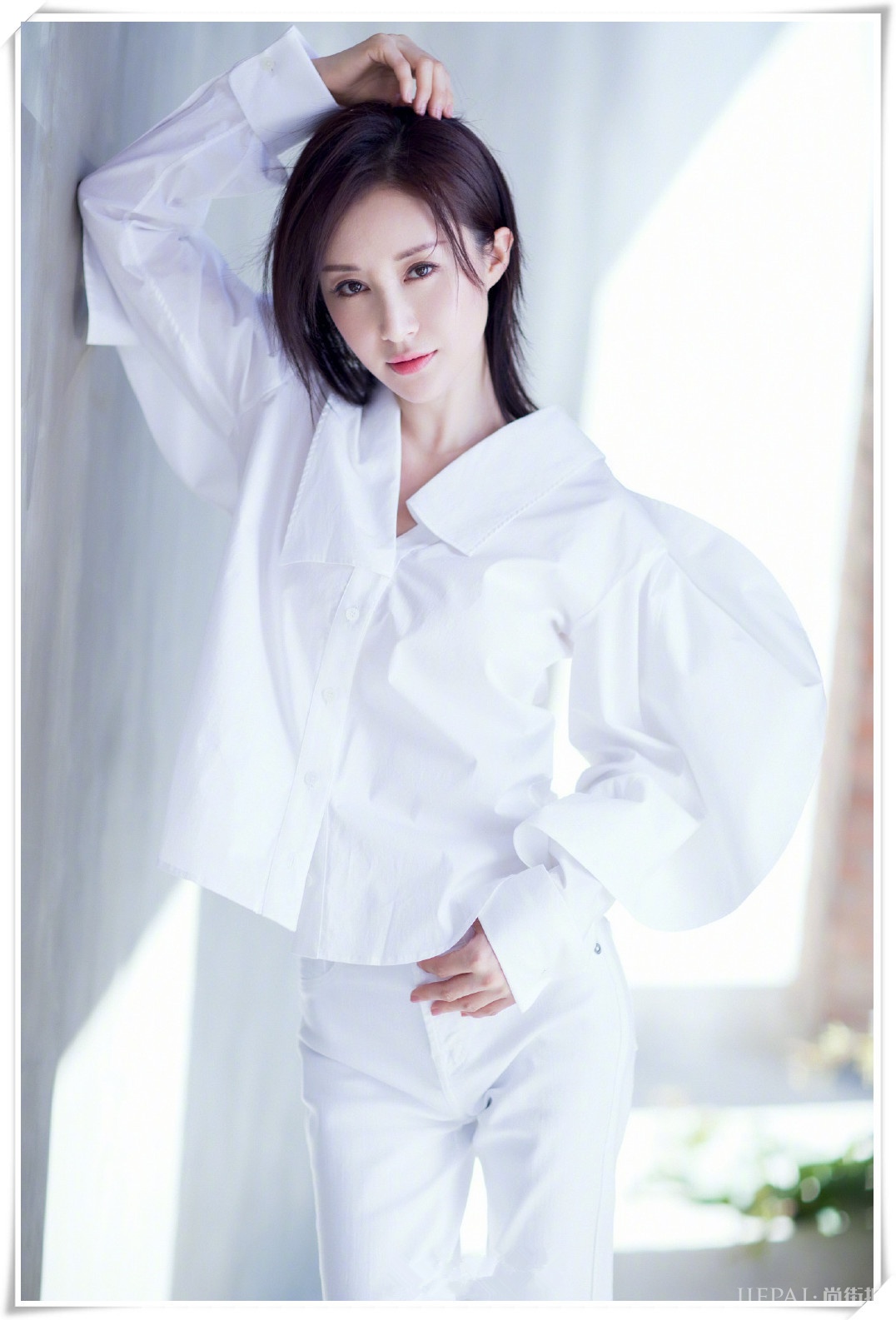 舒畅长相甜美可爱,驾驭的服装也是很有少女的既视感!