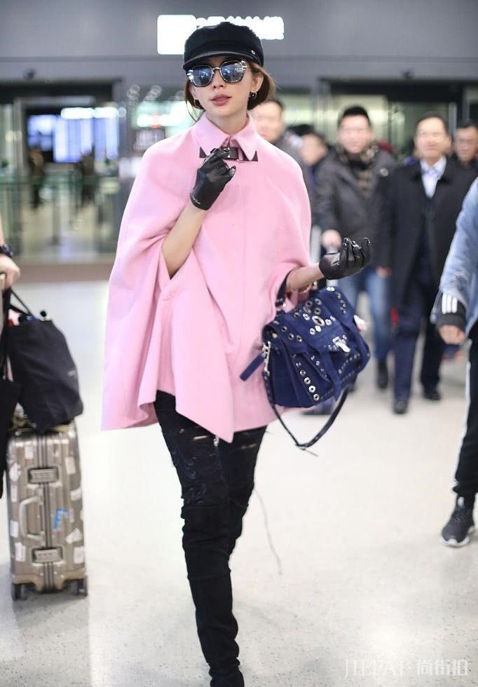 别再穿爆款了,林志玲一件斗篷两次穿,气质女神学她这样穿不会错